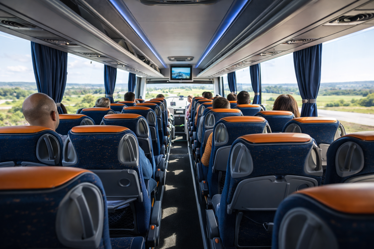 Bus de lujo en ruta costera